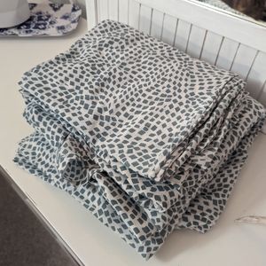 Ikea Queen Sized Comforter Cover and 2 matching Pillow Cases
